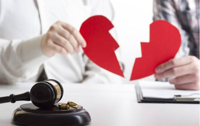 夫妻双方一方出现过错，另一方如何提起离婚诉讼？